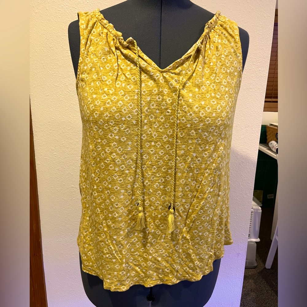 Lucky Brand sleeveless top in slub cotton/jersey material.